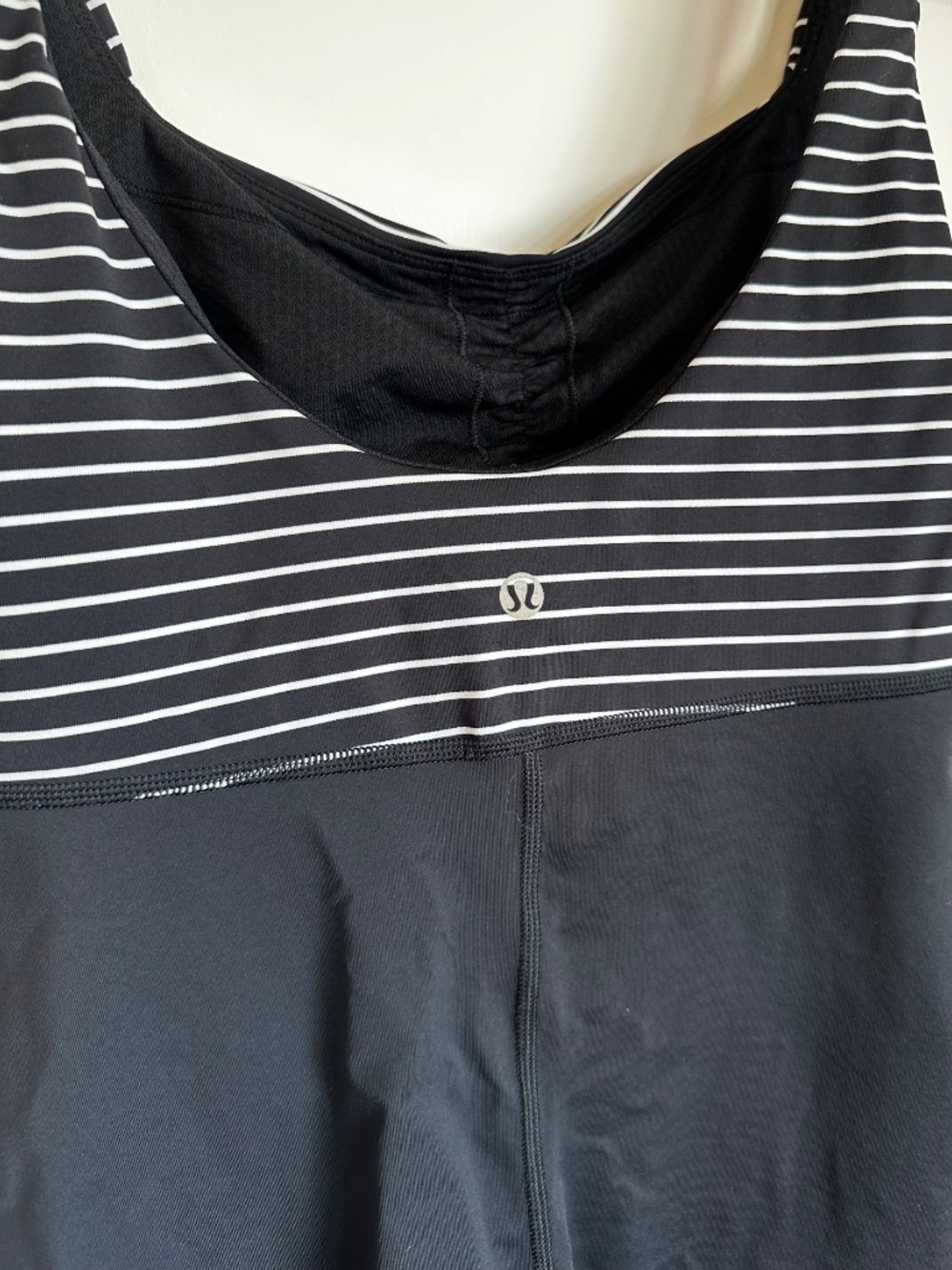 lululemon Scoop Neck Tank Luon Size 10 Parallel Stripe Black White Built-In Bra - Picture 6 of 7